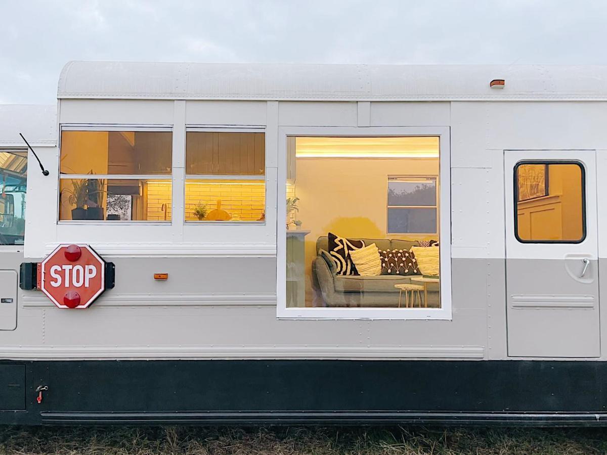 American School Bus Retreat With Hot Tub In Sussex Meadow 阿克菲尔德 外观 照片