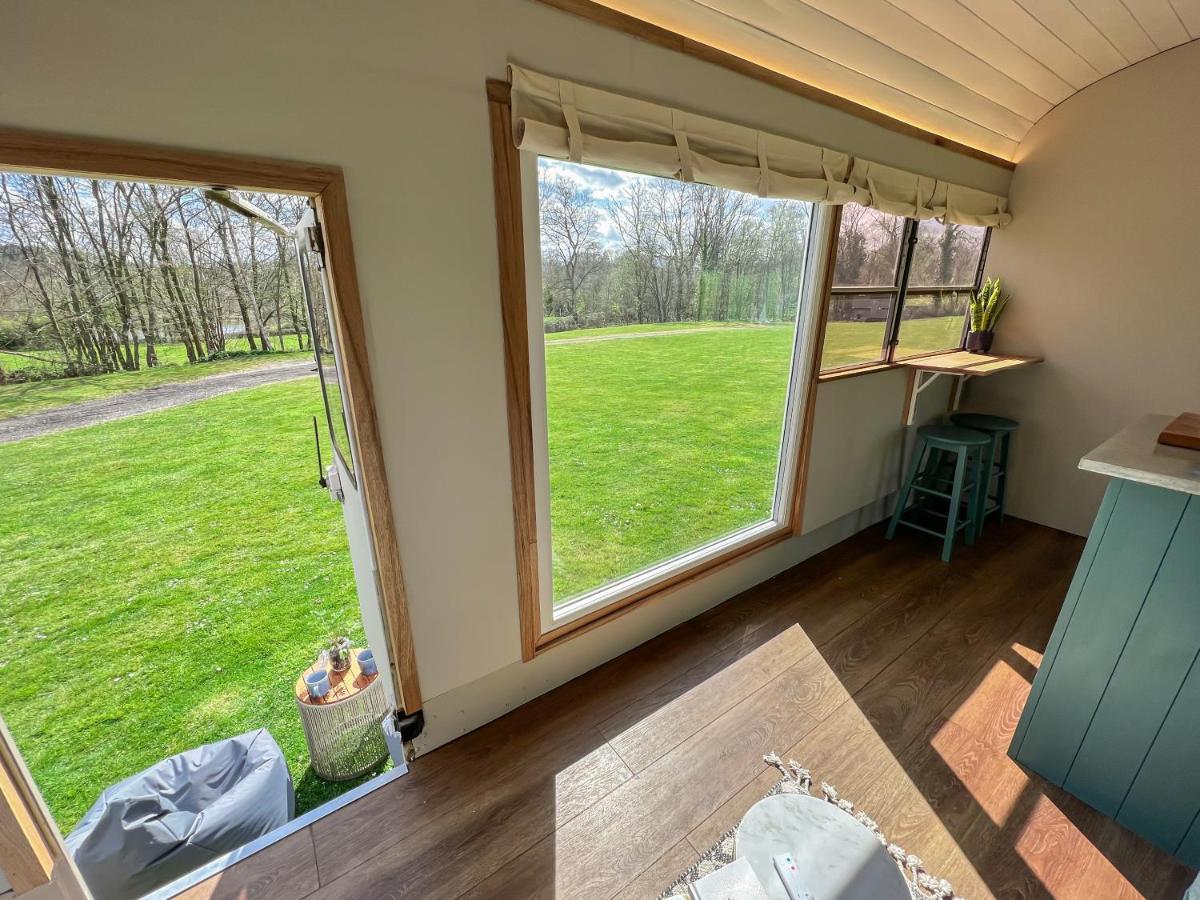 American School Bus Retreat With Hot Tub In Sussex Meadow 阿克菲尔德 外观 照片
