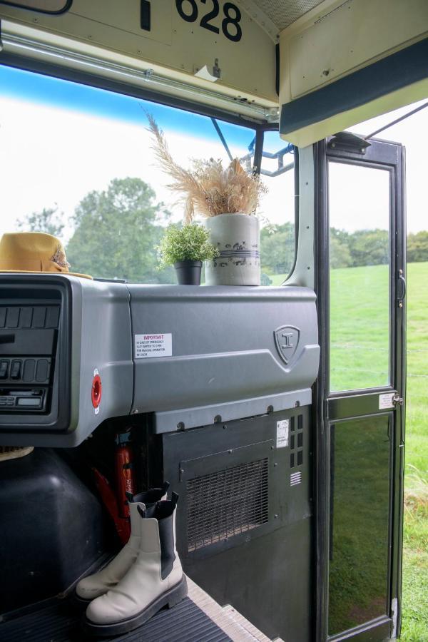 American School Bus Retreat With Hot Tub In Sussex Meadow 阿克菲尔德 外观 照片