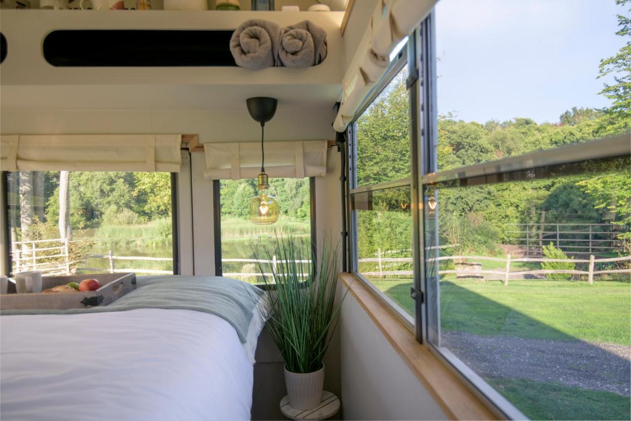 American School Bus Retreat With Hot Tub In Sussex Meadow 阿克菲尔德 外观 照片