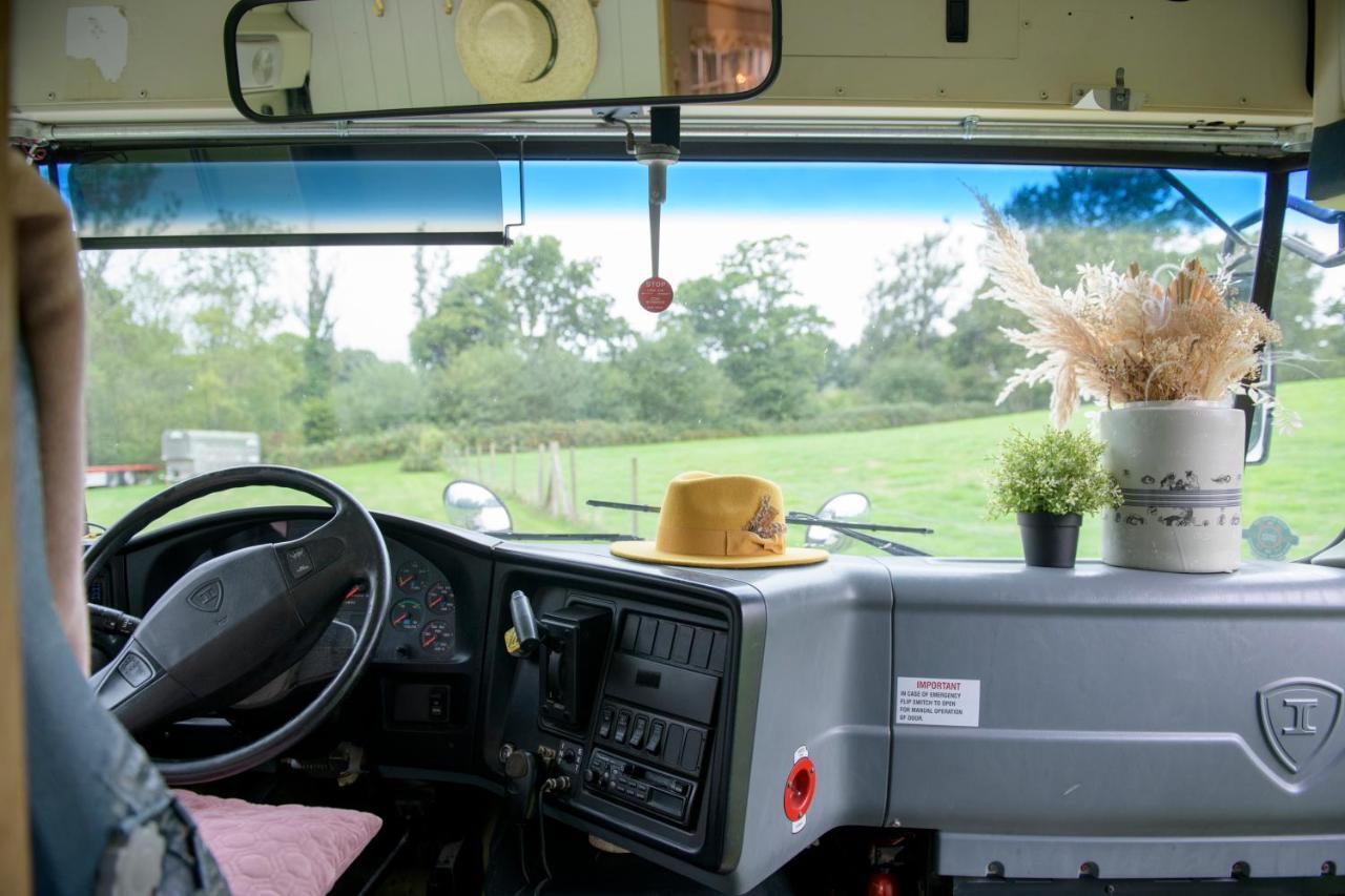 American School Bus Retreat With Hot Tub In Sussex Meadow 阿克菲尔德 外观 照片