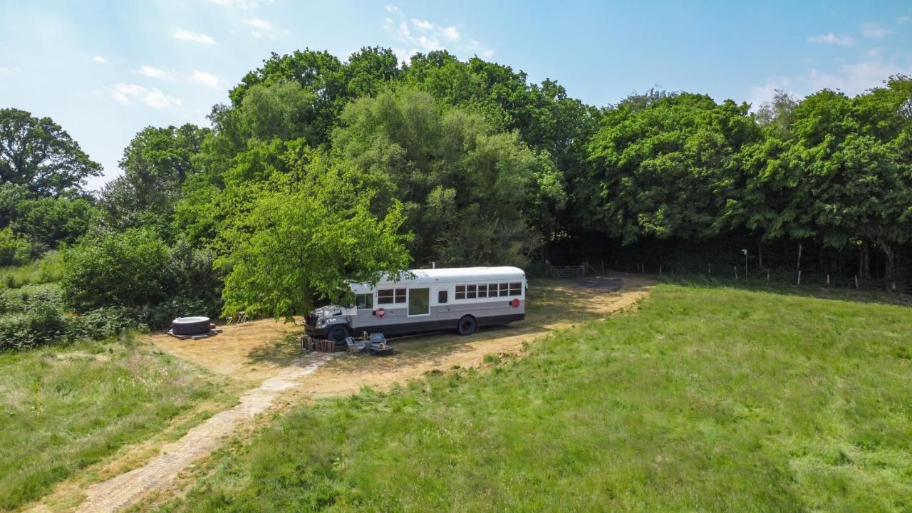 American School Bus Retreat With Hot Tub In Sussex Meadow 阿克菲尔德 外观 照片