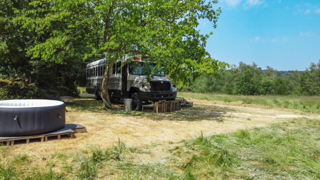 American School Bus Retreat With Hot Tub In Sussex Meadow 阿克菲尔德 外观 照片