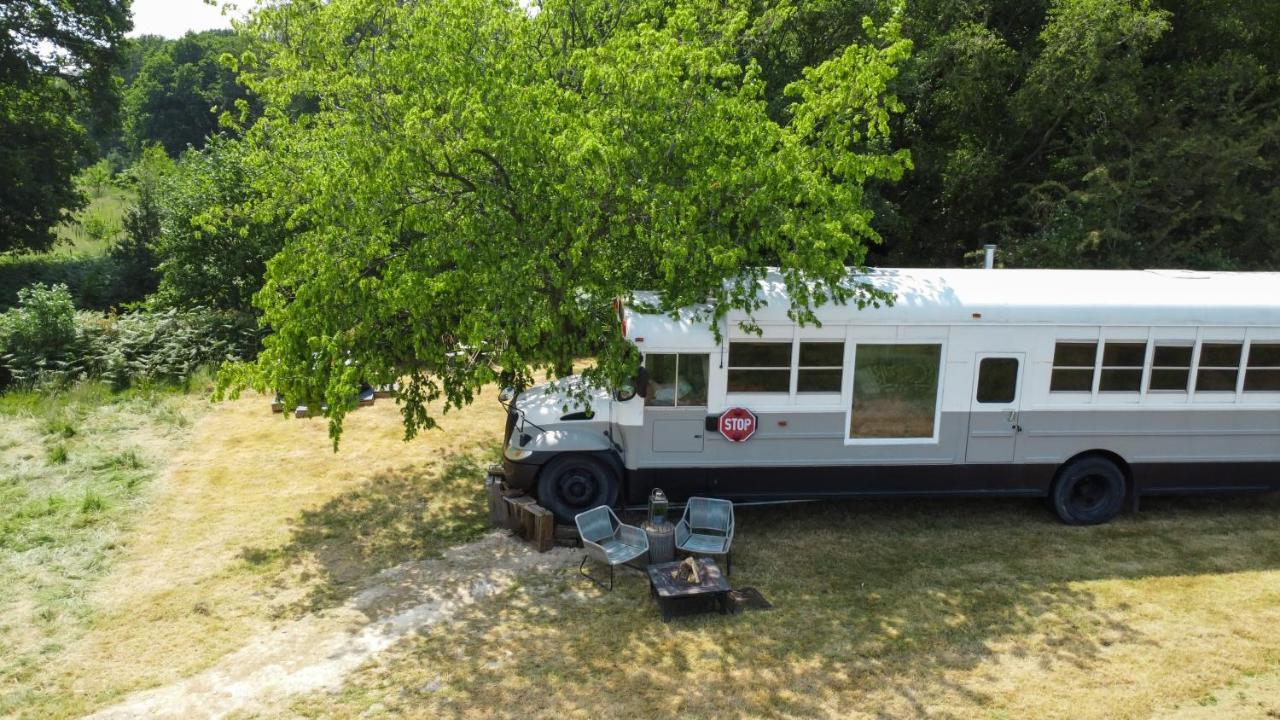 American School Bus Retreat With Hot Tub In Sussex Meadow 阿克菲尔德 外观 照片